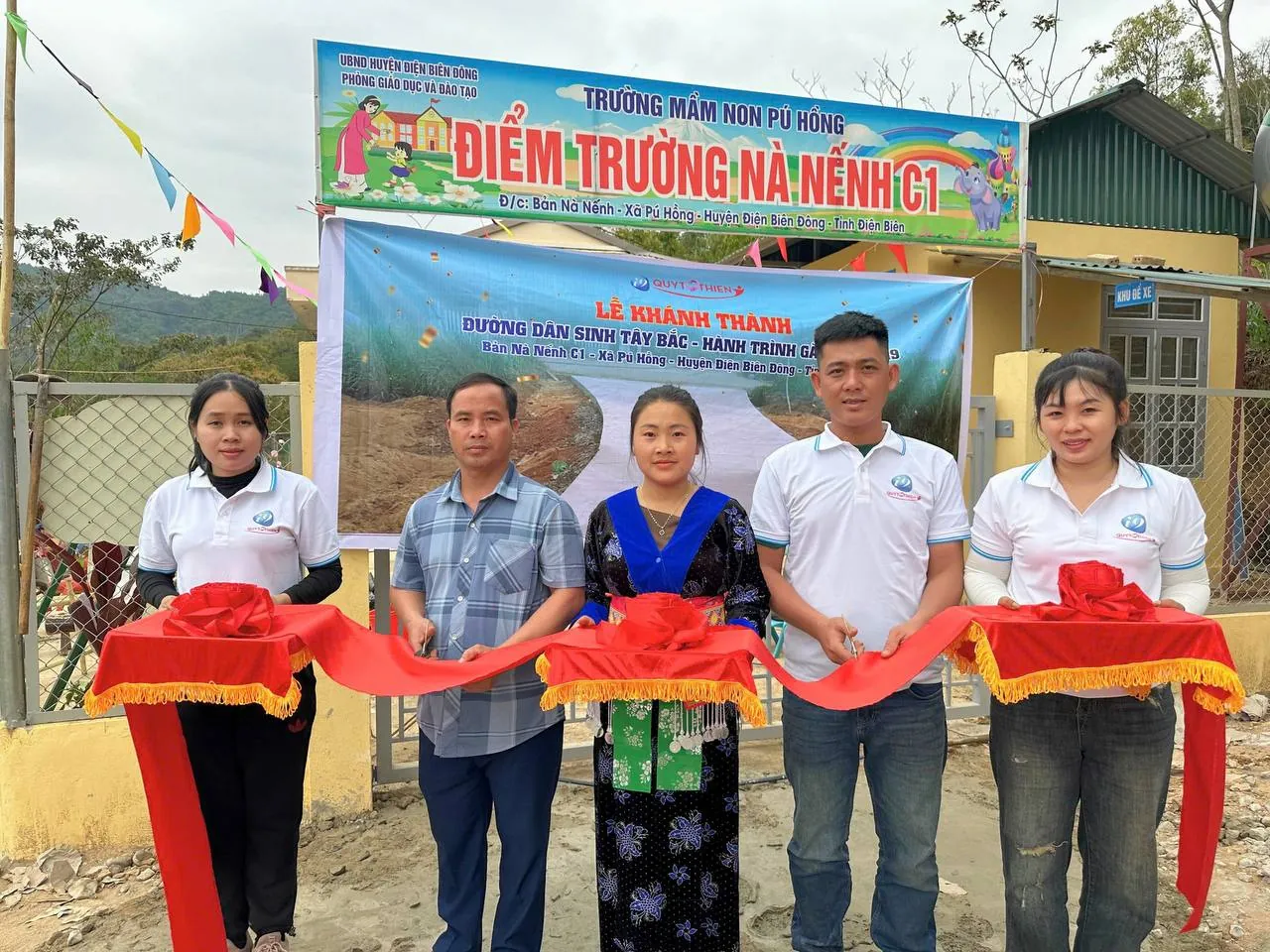 Biểu tượng mạng xã hội (Facebook, Telegram) trên nền vàng cam, thể hiện cộng đồng GO88.