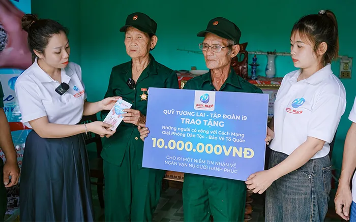 Nhân viên hỗ trợ khách hàng GO88 đang trò chuyện trực tuyến, giúp đỡ người chơi tải game đổi GO88.