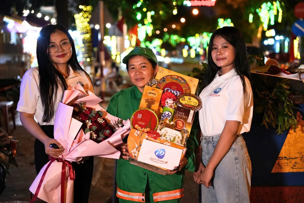 Biểu tượng dấu hỏi lớn trên nền màu cam, đại diện cho phần câu hỏi thường gặp của GO88.